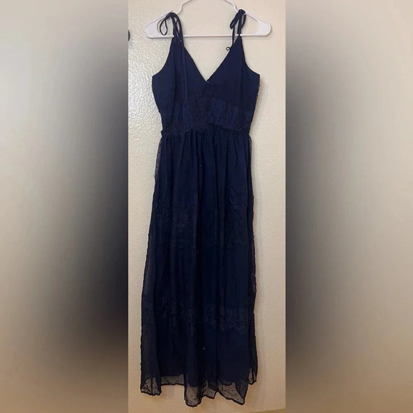 AQUA | Bloomingdale’s Exclusive | Navy Lace semi-formal maxi dress. | XSmall. - Picture 3 of 8
